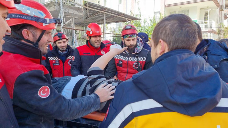 Kartal’dan Giden Arama Kurtarma Ekibi Enkazdan 4 Kişiyi Sağ Çıkardı