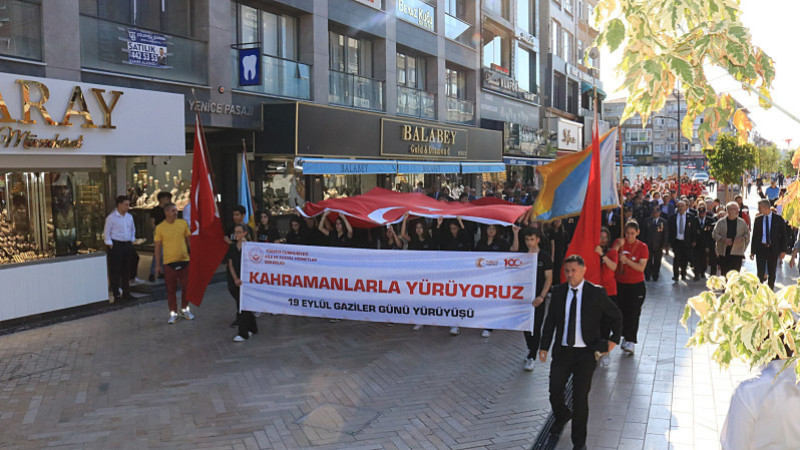 MALTEPE'DE KAHRAMAN GAZILER YÜRÜYÜŞÜ GURURLANDIRDI