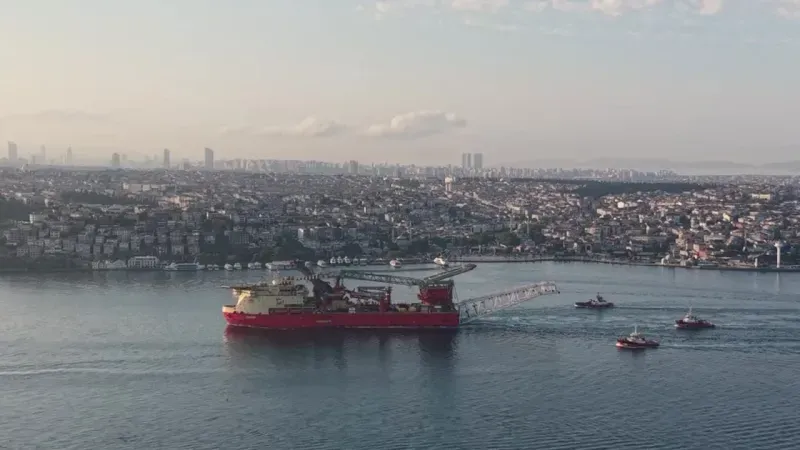 İstanbul Boğazı Çift Yönlü Gemi Trafiğine Kapatıldı! Dev Boru Döşeme Gemisi Geçiş Yaptı