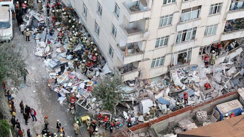 İstanbul Maltepe’de 7 katlı binanın 3 katı çöktü